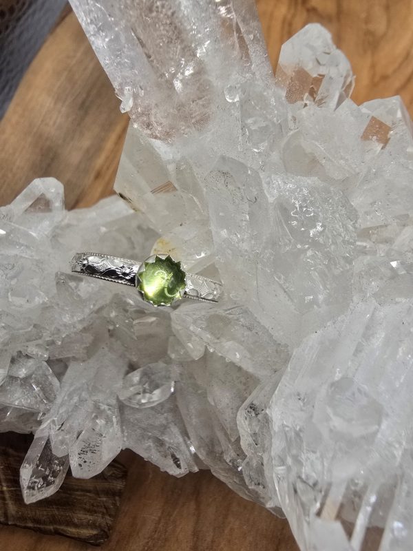 Feiner Ring mit Peridot