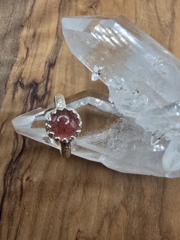 Hübscher Ring mit Erdbeerquarz